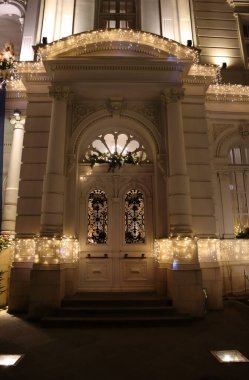 Yeni yıl ışıklarıyla oyulmuş beyaz taş kapılar. Georgia başkanının sarayı. Tiflis