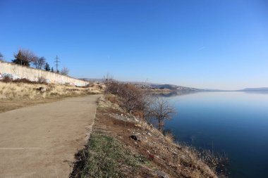 Bisiklet yolu ve ayna yüzeyi olan bir göl. Tiflis denizi, Georgia