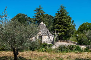 İtalya 'nın Puglia bölgesinin sembolü olan Trulli taş evi.