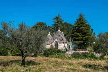 İtalya 'nın Puglia bölgesinin sembolü olan Trulli taş evi.