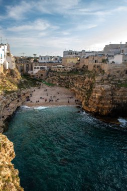 Ünlü Lama Monachile Cala Porto Plajı Polignano a Mare, İtalya