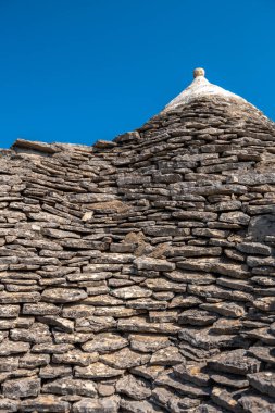 Trullo evinin çatısını oluşturan düz taşlar.