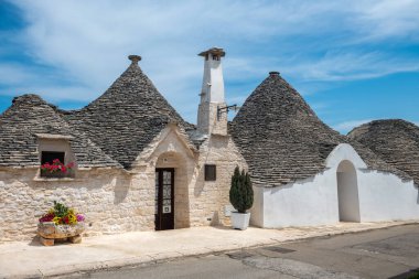 Alberobello köyündeki ünlü beyaz Trullo evleri.