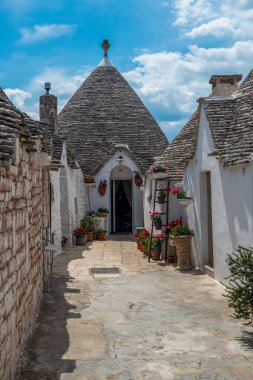 Alberobello, eve giden güzel cadde.