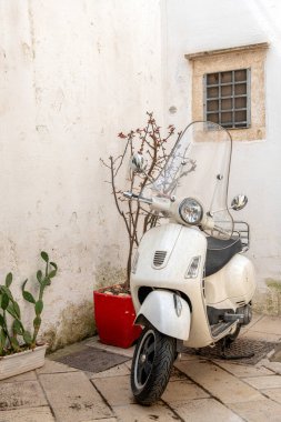 Klasik beyaz scooter. Dar sokaklarda sürmek için mükemmel. Ostuni, Puglia, Güney İtalya.