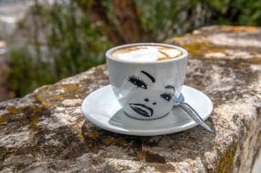 Öğleden sonra kapuçinosu olan şirin bir fincan.