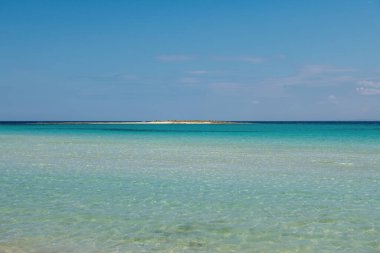 Kıyıdan uzakta küçük kumlu bir ada