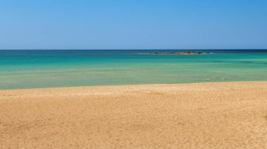 Puglia, İtalya 'da turkuaz su kenarında büyüleyici sessiz bir sahil.