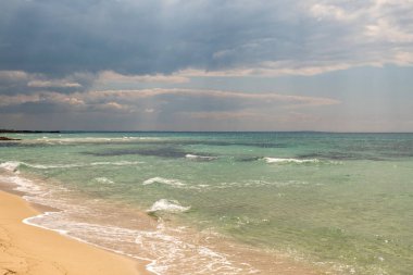Yaklaşan fırtınadan önce dalgalı deniz