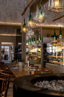 Lecce, İtalya 'da bir restoranda eski şişelerden yapılmış sıra dışı lambalar.