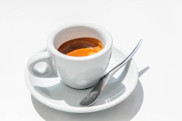 Café Expresso Aromático Fresco Tarde Uma Xícara Branca Sobre Fundo — Fotografia de Stock