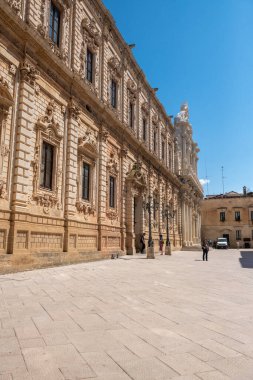 Güney İtalya 'da Santa Croce Bazilikası binasının zengin bir cephesi var.