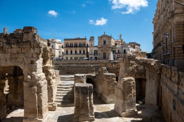 İtalya 'nın güneyindeki Puglia bölgesindeki Lecce' deki Roma amfitiyatrosunun tarihi kalıntıları