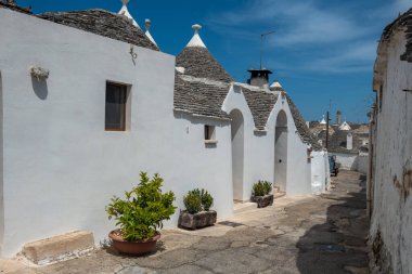 Alberobello köyündeki ünlü beyaz Trullo evleri.