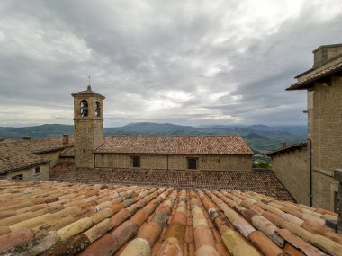 İtalya, San Marino 'da seramik fayanslarla kaplı tarihi binalar