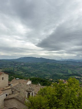 San Marino Panoraması Kale duvarlarının üstünden görünüyor.