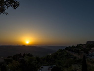 Toskana tepelerinde güzel gün batımı