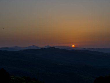 Güneş 'in diski dağların tepelerine değdi, Tuscany' de günün sonunda