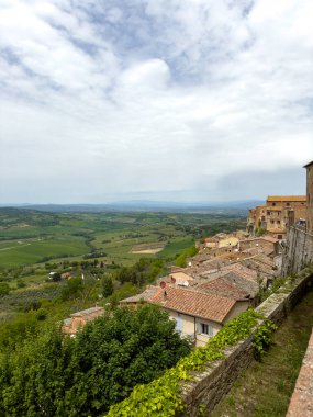 Toskana, tepelerdeki eski küçük kasabalar ve yemyeşil vadiler yemyeşil bitki örtüsüyle kaplı.