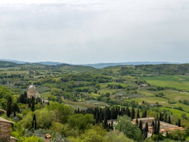 Val D 'orcia. UNESCO Dünya Mirası Listesi' nde güzel bir vadi. Kasabanın altında tarihi bir katedral var.