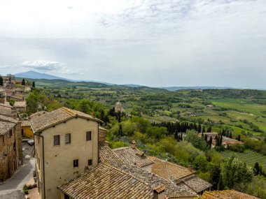 Toskana 'daki küçük bir kasabadan yeşil alanlar görünüyor.