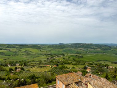 Toskana 'daki küçük bir kasabadan yeşil alanlar görünüyor.