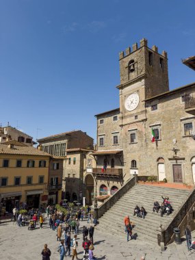 İtalya 'nın Toskana şehrinde küçük bir kasaba olan Cortona' nın ana meydanı ve katedrali.