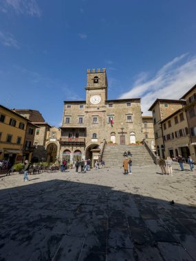 İtalya 'nın Toskana şehrinde küçük bir kasaba olan Cortona' nın ana meydanı ve katedrali.