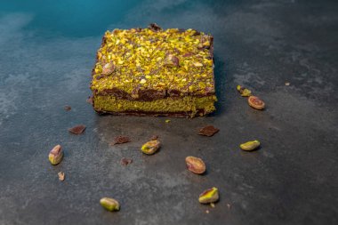 Ev yapımı, el yapımı, fıstık kremalı Dubai çikolatası ve çıtır kadayif hamur işi.