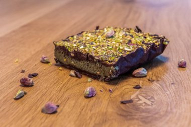 Ev yapımı, el yapımı, fıstık kremalı Dubai çikolatası ve çıtır kadayif hamur işi.