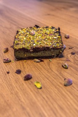 Ev yapımı, el yapımı, fıstık kremalı Dubai çikolatası ve çıtır kadayif hamur işi.