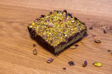 Ev yapımı, el yapımı, fıstık kremalı Dubai çikolatası ve çıtır kadayif hamur işi.