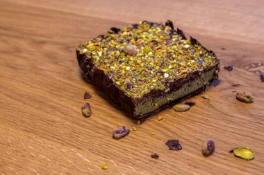 Ev yapımı, el yapımı, fıstık kremalı Dubai çikolatası ve çıtır kadayif hamur işi.