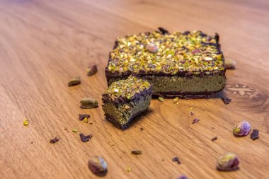 Ev yapımı, el yapımı, fıstık kremalı Dubai çikolatası ve çıtır kadayif hamur işi.