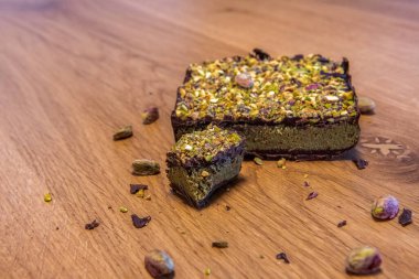 Ev yapımı, el yapımı, fıstık kremalı Dubai çikolatası ve çıtır kadayif hamur işi.