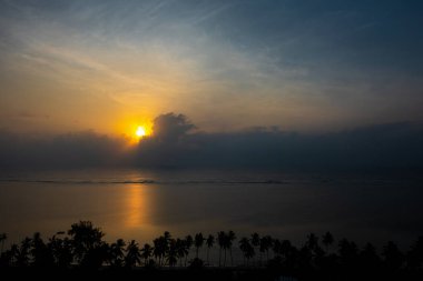 Hint Okyanusu 'nun, Kenya' nın, Afrika 'nın üzerinde büyülü gün doğumu