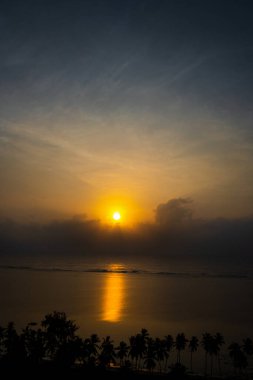 Sabah Kenya 'da güzel bir başlangıç. Sabah güneşi Hint Okyanusu' nun sakin sularına yansıyor. Sahildeki gölgeli palmiye ağaçlarını aydınlatıyor.