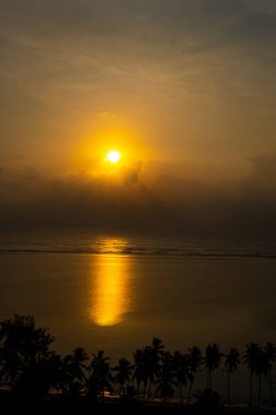 Hint Okyanusu 'nun, Kenya' nın, Afrika 'nın üzerinde büyülü gün doğumu