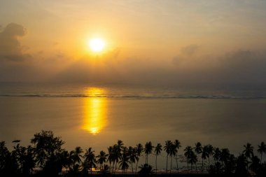 Hint Okyanusu 'nun, Kenya' nın, Afrika 'nın üzerinde büyülü gün doğumu