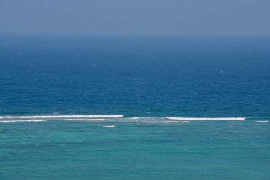 Sakin Hint Okyanusu 'nun hafif dalgaları mercan resiflerinin üzerinden Kenya kıyılarını çevreleyen lagüne akar. Mombasa bölgesi, Kikambala, Kenya, Afrika