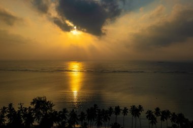 Hint Okyanusu 'nun, Kenya' nın, Afrika 'nın üzerinde büyülü gün doğumu