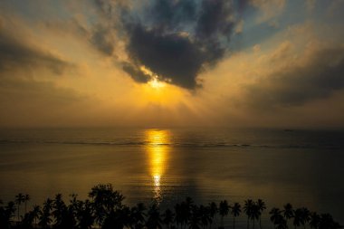 Kenya 'da güne güzel bir başlangıç. Güneş ışınları Hint Okyanusu' nun sakin sularını yansıtıyor.