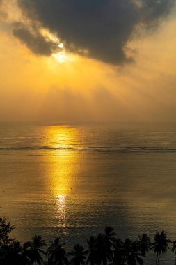 Kenya 'da güne güzel bir başlangıç. Güneş ışınları Hint Okyanusu' nun sakin sularını yansıtıyor.