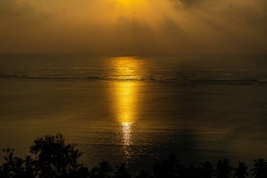 Hint Okyanusu 'nun, Kenya' nın, Afrika 'nın üzerinde büyülü gün doğumu