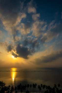 Kenya 'da güne güzel bir başlangıç. Güneş ışınları Hint Okyanusu' nun sakin sularını yansıtıyor.