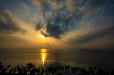 Sabah Kenya 'da güzel bir başlangıç. Sabah güneşi Hint Okyanusu' nun sakin sularına yansıyor. Sahildeki gölgeli palmiye ağaçlarını aydınlatıyor.