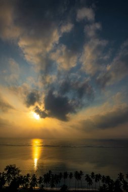 Sabah Kenya 'da güzel bir başlangıç. Sabah güneşi Hint Okyanusu' nun sakin sularına yansıyor. Sahildeki gölgeli palmiye ağaçlarını aydınlatıyor.