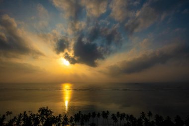 Hint Okyanusu 'nun, Kenya' nın, Afrika 'nın üzerinde büyülü gün doğumu