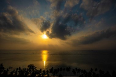 Sabah Kenya 'da güzel bir başlangıç. Sabah güneşi Hint Okyanusu' nun sakin sularına yansıyor. Sahildeki gölgeli palmiye ağaçlarını aydınlatıyor.