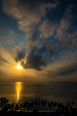 Hint Okyanusu 'nun, Kenya' nın, Afrika 'nın üzerinde büyülü gün doğumu